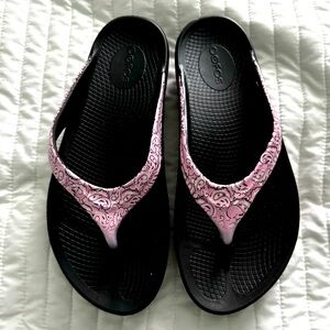 OOFOS Pink Bandana Thong Sandals, New Never worn, no tags